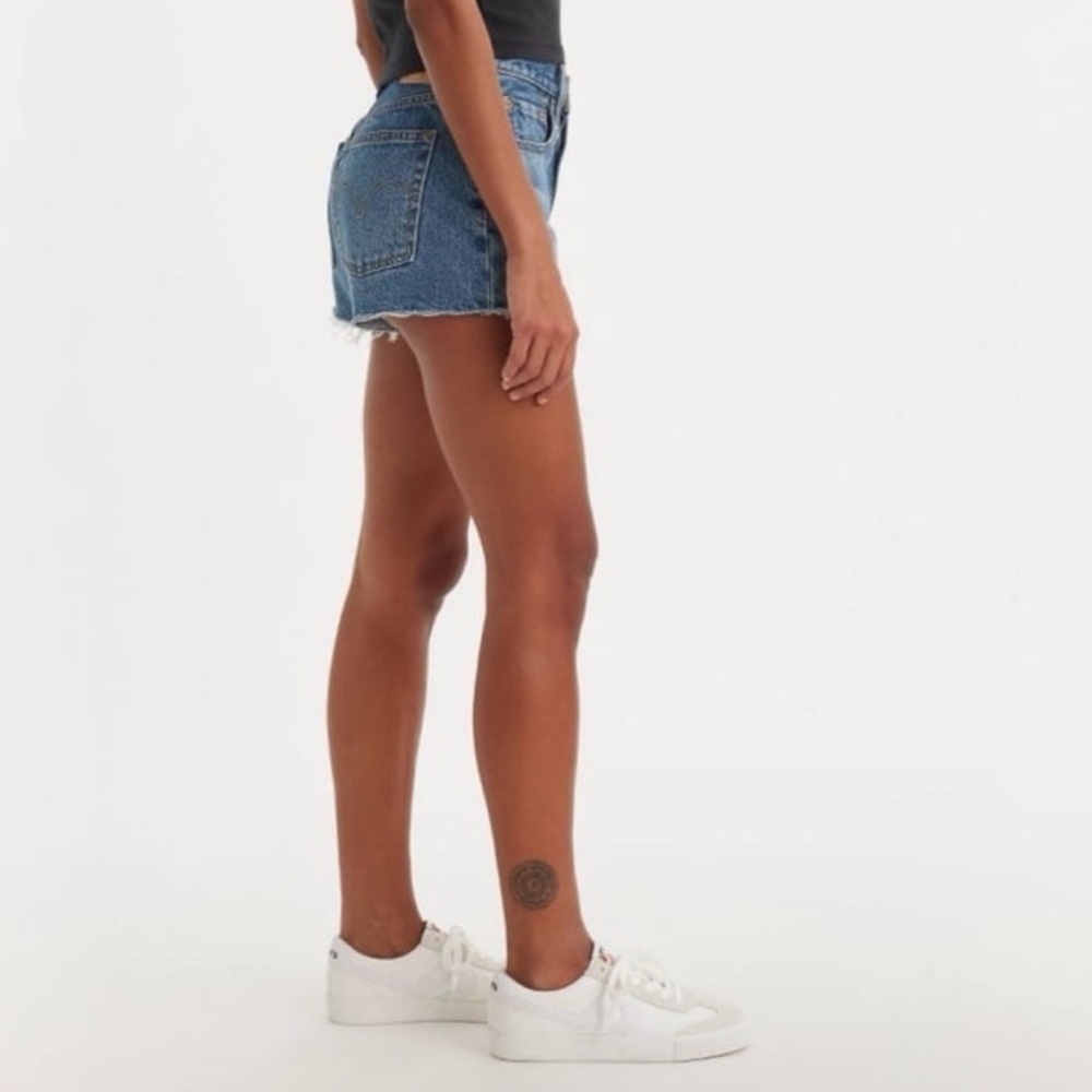 NWT Levi's 501 Original Fit High Rise Distressed Cutoff Jean Shorts Blue Size 33 - Picture 3 of 9